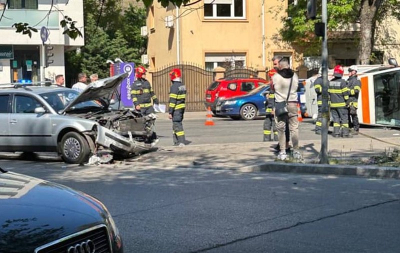 O ambulanță în care era o femeie gravidă s-a răsturnat, după ce a fost lovită de o altă mașină, în București