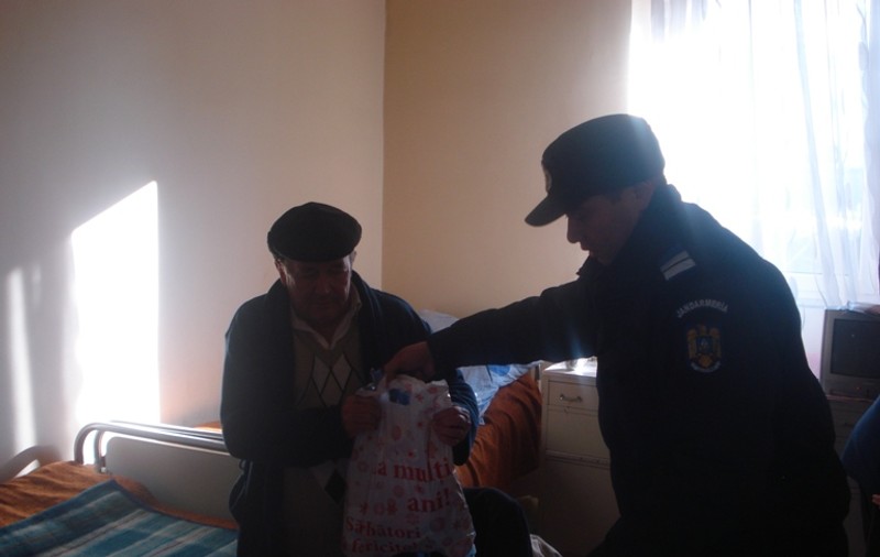 Jandarmii clujeni au fost Moş Crăciun pentru zeci de bătrâni