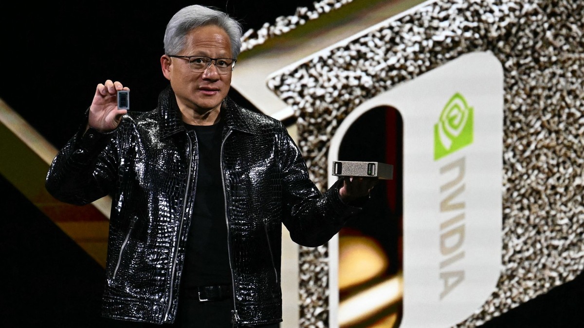 Jensen Huang, șeful Nvidia, cu geacă de piele neagră