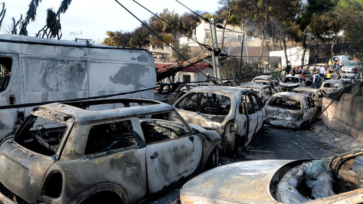 Români afectați de incendiile din Grecia. Imagine cu mai multe mașini distruse de flăcări