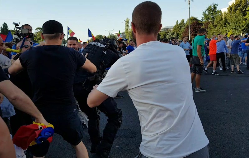 EXCLUSIV/Jandarm bătut la miting de mulţimea furioasă, salvat de protestatari. Colegii lui se uită din dispozitiv cum încasează lovituri de pumni - VIDEO