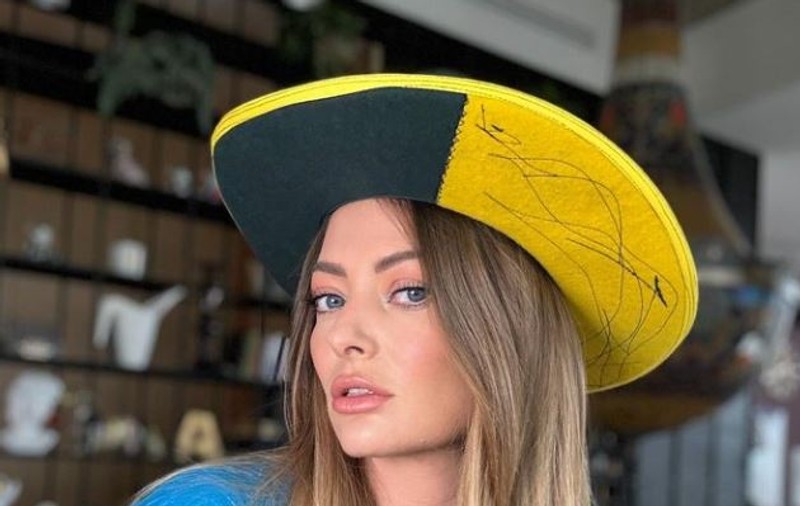 Imagine controversată cu Delia. A îmbrăcat o rochie transparentă, din plasă, și a lăsat totul la vedere
