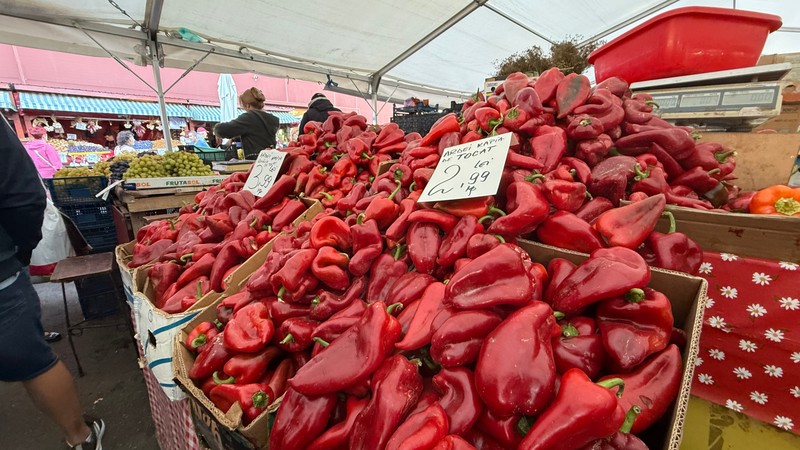 Piața Obor din București e plină cu legume pentru toamnă