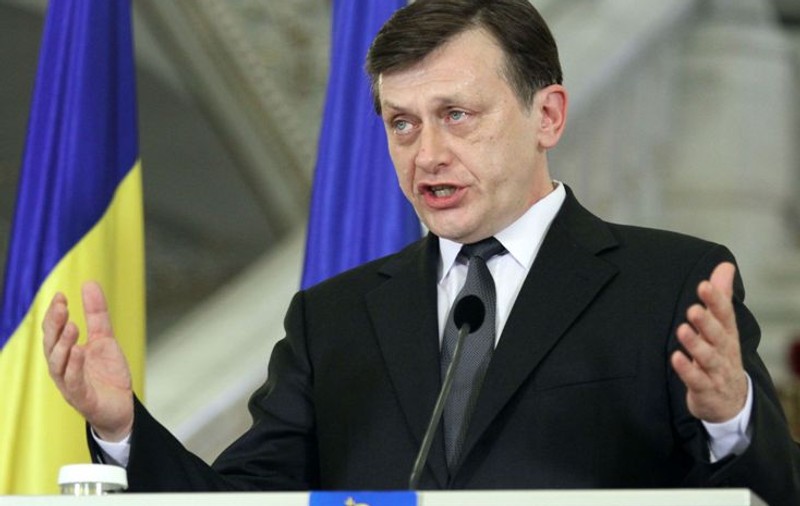 CRIN ÎL LOVEŞTE ÎN PLIN pe BĂSESCU! Preşedintele interimar îi TAIE FIRUL SCURT de la sediul de campanie