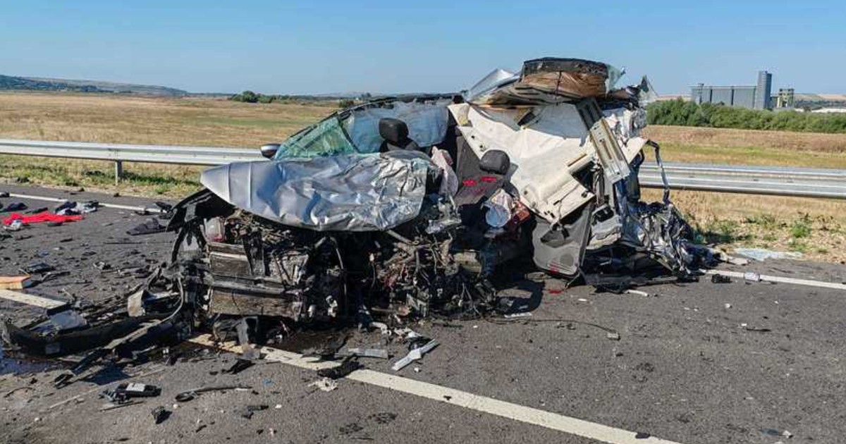 Mașină strivită de TIR în Bârlad.