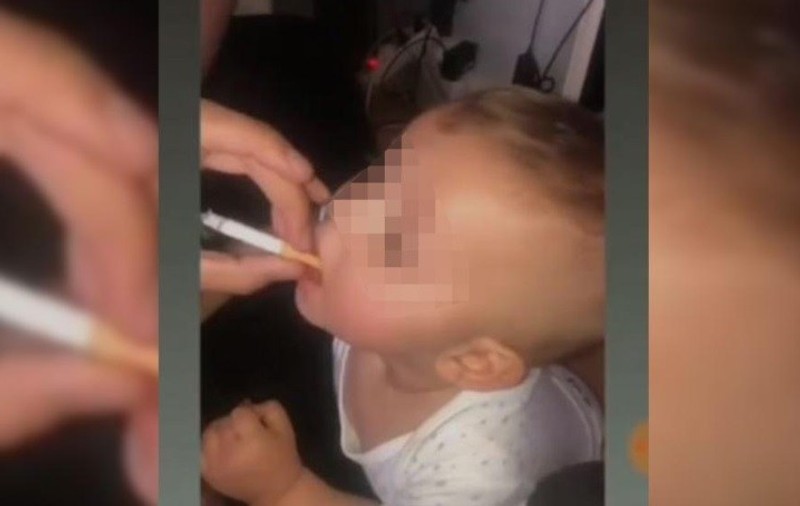 O mămică i-a dat să fumeze bebelușului de numai 11 luni