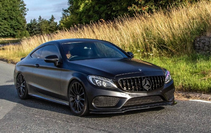 O șoferiță a cumpărat un Mercedes C63 AMG second hand și s-a trezit cu motorul distrus și o factură de 27.000 de euro