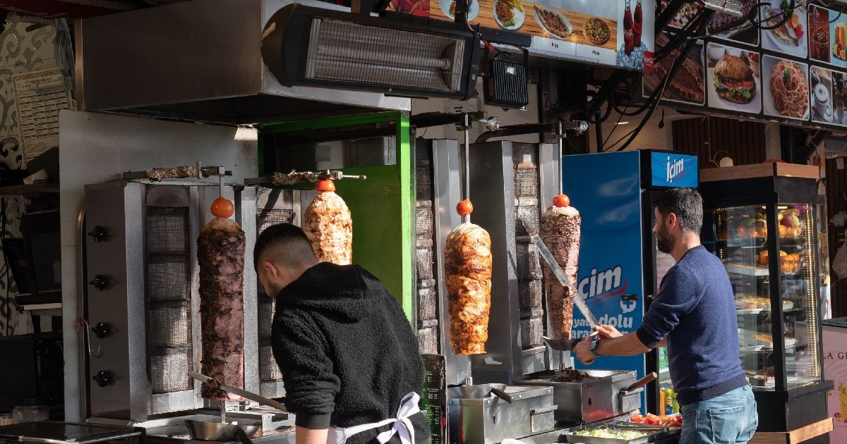 Tarabă turcească Doner Kebab, care servește cel mai popular fel de mâncare din Turcia și Orientul Mijlociu, o friptură verticală de carne condimentată, servită sub formă de sandwich sau wrap