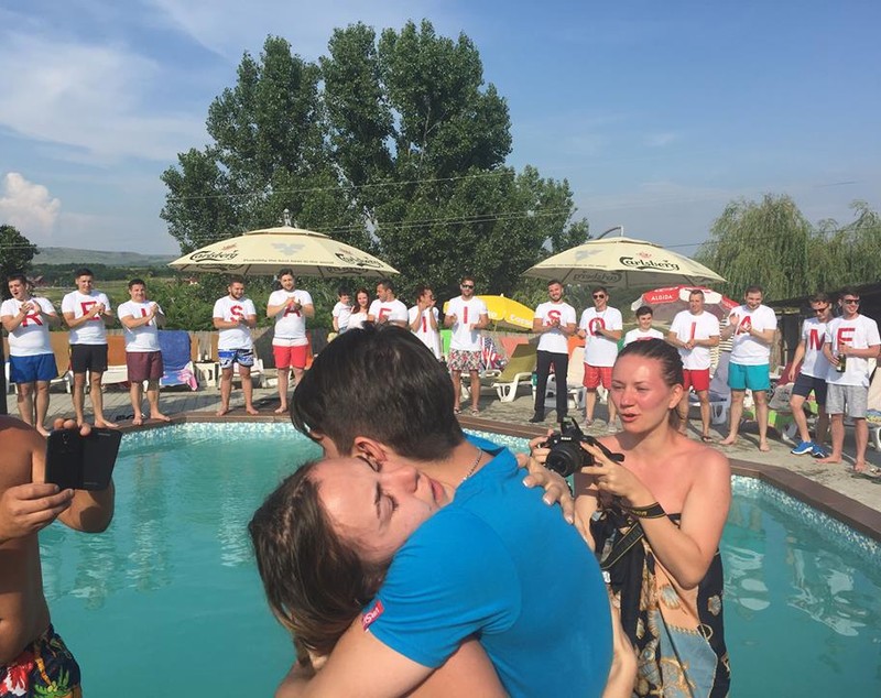 Surpriză la bălăceală! Un tânăr din Sibiu și-a cerut iubita în căsătorie la piscină