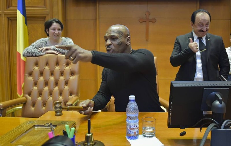 Circul făcut de Mike Tyson în Parlament, exportat în presa internațională / GALERIE FOTO