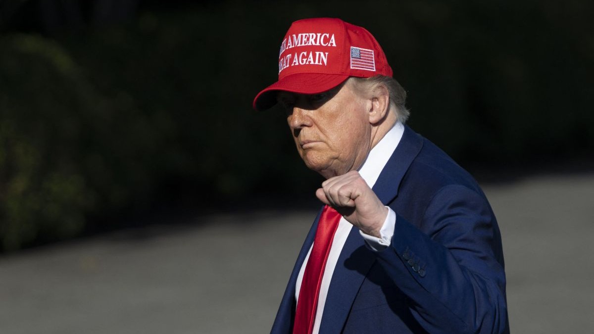 Președintele american Donald Trump poartă șapca având inscripționat mesajul „Make American Great Again” și ridică pumnul în semn de putere