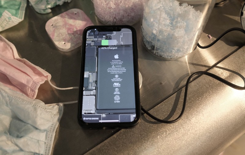 Cum să încarci corect smartphone-ul. Poți să-l ții toată noaptea în priză? Sfaturile experților
