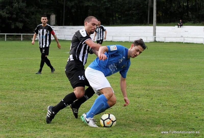 Mario joacă pe un post ofensiv în liga a cincea spaniolă