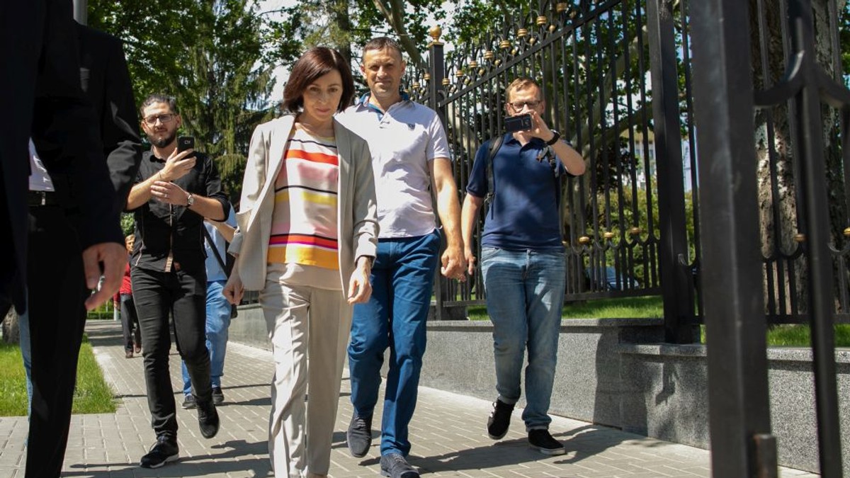 Corepondență din Chișinău. Maia Sandu, contestată de tineri înainte de a intra la discuții cu ambasadorii străini acreditați la Chișinău / FOTO