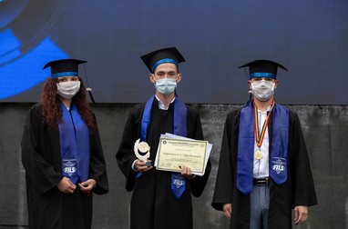 Ricarda Maria Răduță, Vlad Ungureanu și Andrei Buzică, fericiți că au putut primi diplomele din mâna decanului