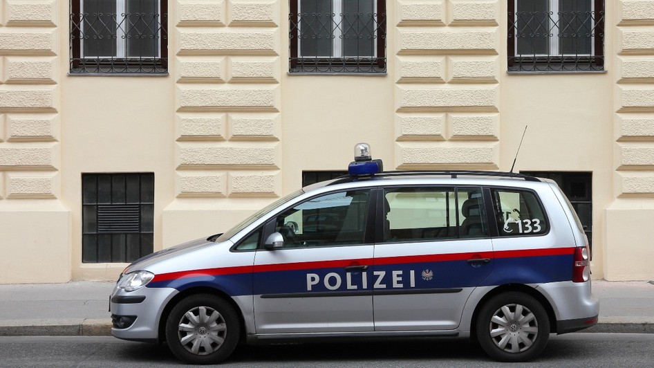 Mașină de poliție parcată lângă un bloc