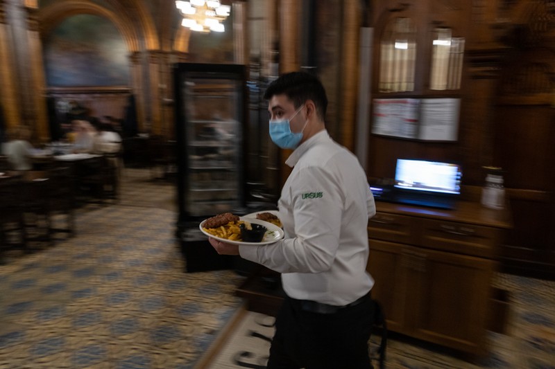 Toți ospătarii poartă măști de protecție