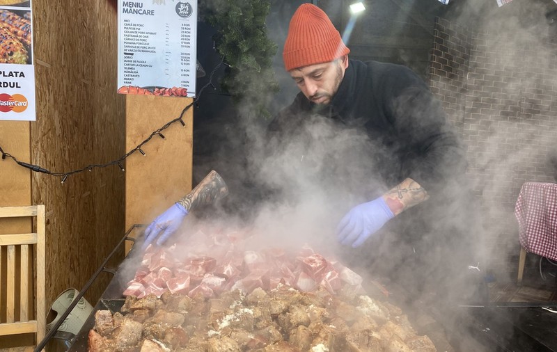 Cât costă o ieșire la Târgul de Crăciun din București, organizat de UNTOLD. „Pâinea e din partea casei”, dar o sarma se vinde cu 10 lei