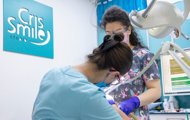 Cris Smile Studio consolidează standardele de stomatologie modernă în București prin servicii integrate, echipe specializate și tehnologie avansată
