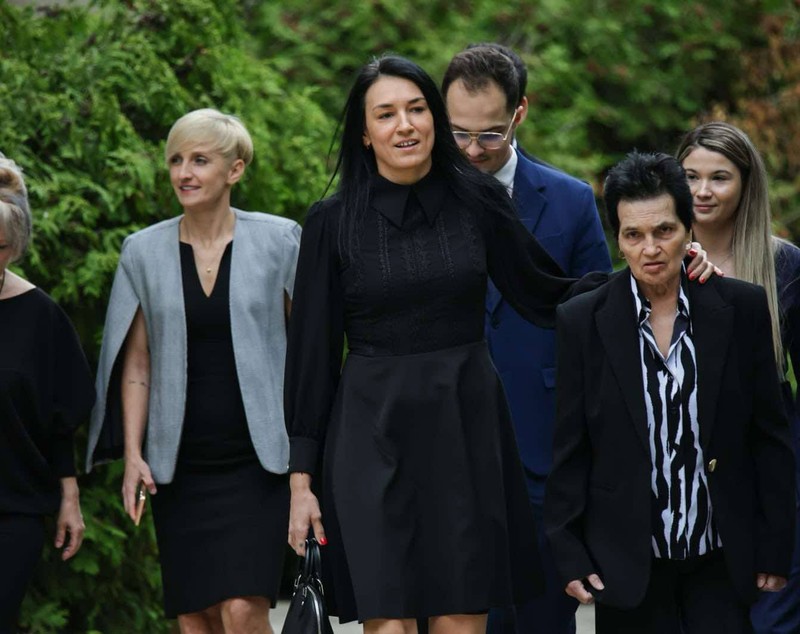 Cristina Neagu, în negru din cap până în picioare când a fost decorată de Ilie Bolojan. Cât costă geanta pe care a asortat-o la rochia elegantă