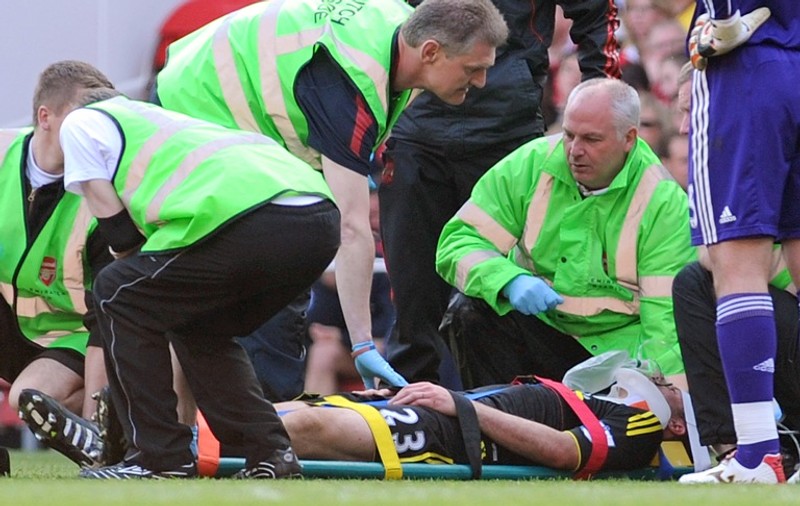 Fundaşul lui Liverpool a suferit o accidentare teribilă la cap. Carragher, inert pe gazon