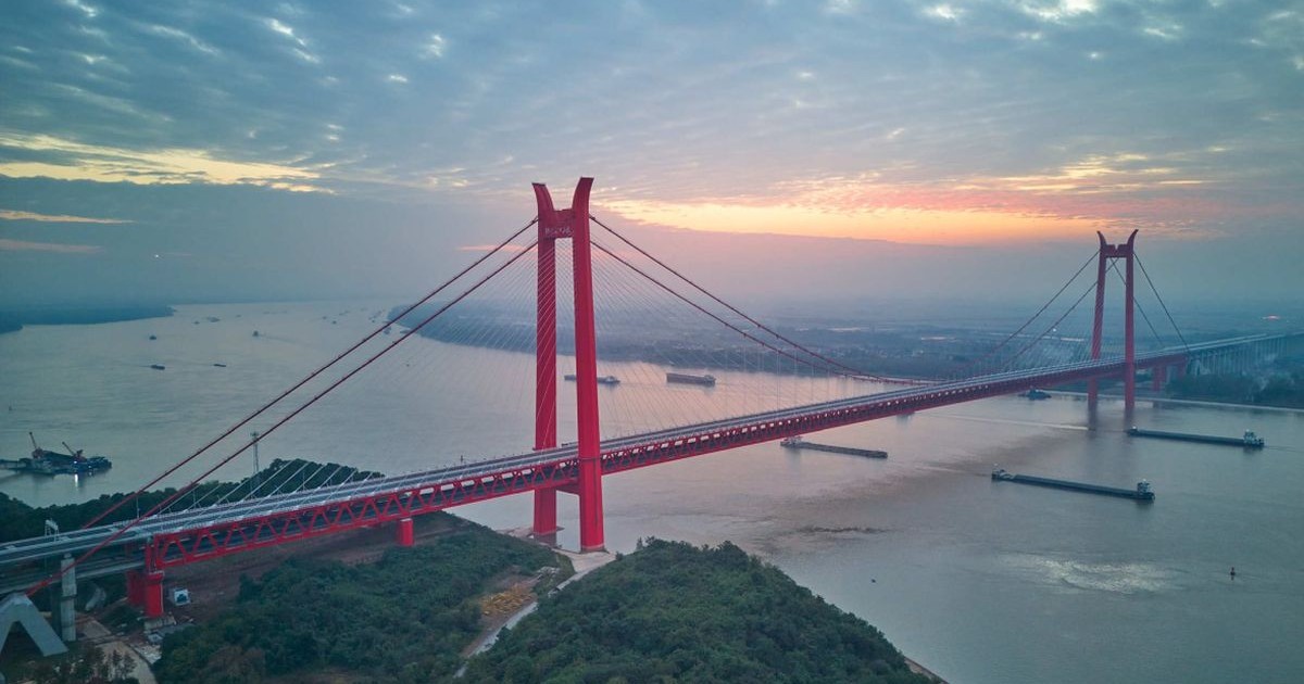 Cel de-al treilea pod din Tongling peste fluviul Yangtze, situat în provincia Anhui din estul Chinei, care este și primul pod din lume suspendat și ancorat în piloni, a fost deschis în China, 6 noiembrie 2025