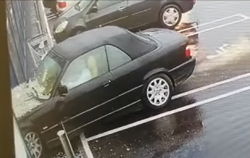 VIDEO | O șoferiță cu BMW a intrat prin geamul unui supermarket, când ieșea din parcare, la Brad, în Hunedoara