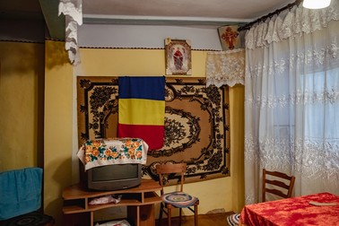 Într-o cameră alăturată, pe perete e agățat tricolorul