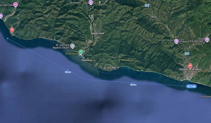 Imagine din satelit care arată traseul petei de petrol de-a lungul coastei ruse a Mării Negre, în apropiere de zona Gelendzhik, unde se află reședința atribuită lui Vladimir Putin. Foto: Transparent World / Telegram