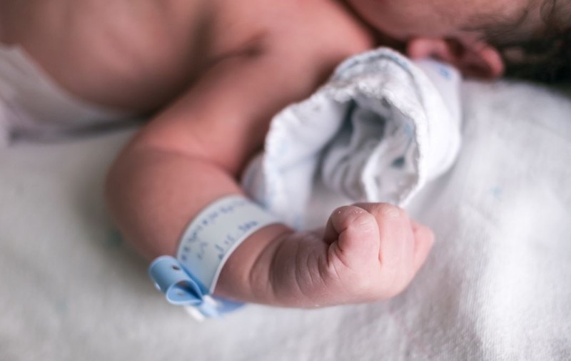Un bebeluș s-a născut cu COVID-19, la Iași. Explicațiile medicilor