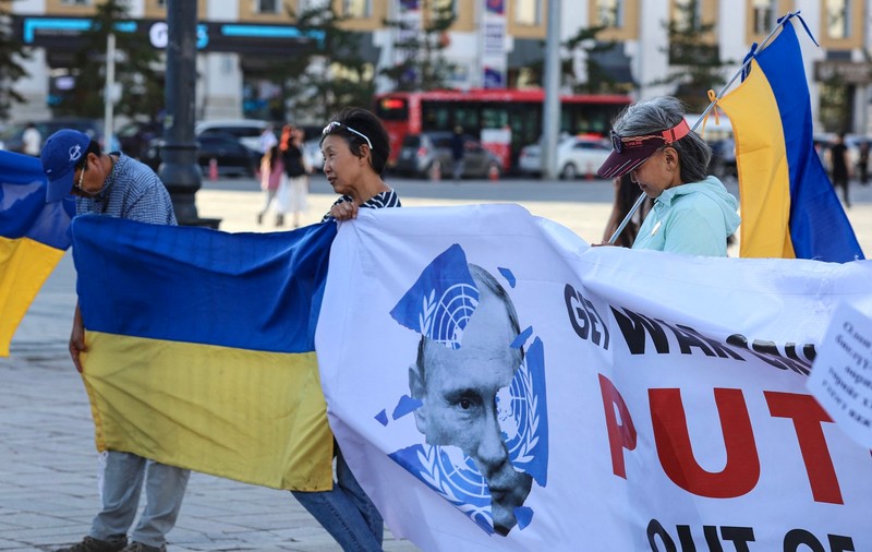 Vladimir Putin, întâmpinat în Mongolia și de protestatari: „Criminalul de război să plece”