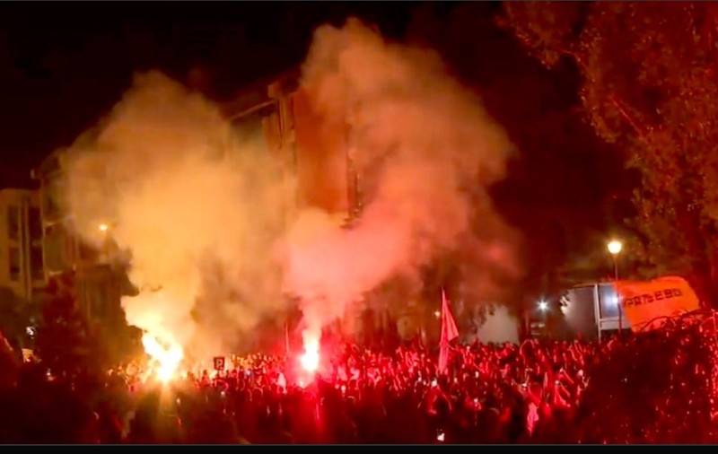 Poliţia sârbă foloseşte gaze lacrimogene pentru a dispersa protestatarii antiguvernamentali. Zeci de oameni au fost reținuți