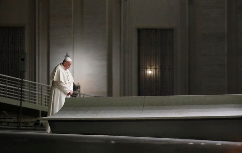 Papa Francisc a oficiat rugăciunea Calea Crucii, fără credincioși în Piața San Pietro. Înainte sunase în direct la TV