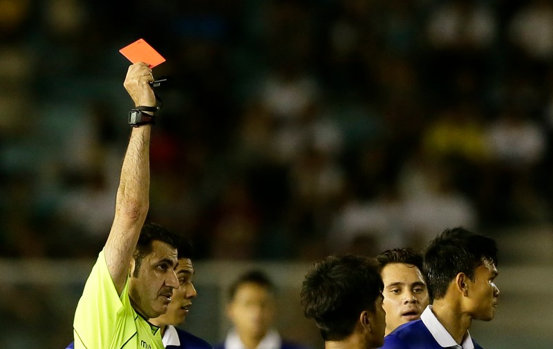 Incredibil! Un jucător român l-a tras de organele genitale pe un arbitru / FOTO
