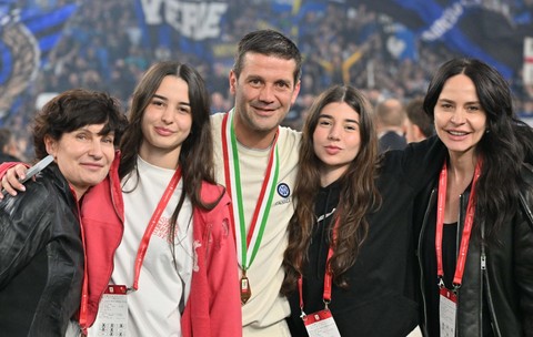 Cristi Chivu, imagine emoționantă după câștigarea Cupei Italiei. Și-a îmbrățișat soția și fiicele chiar pe teren