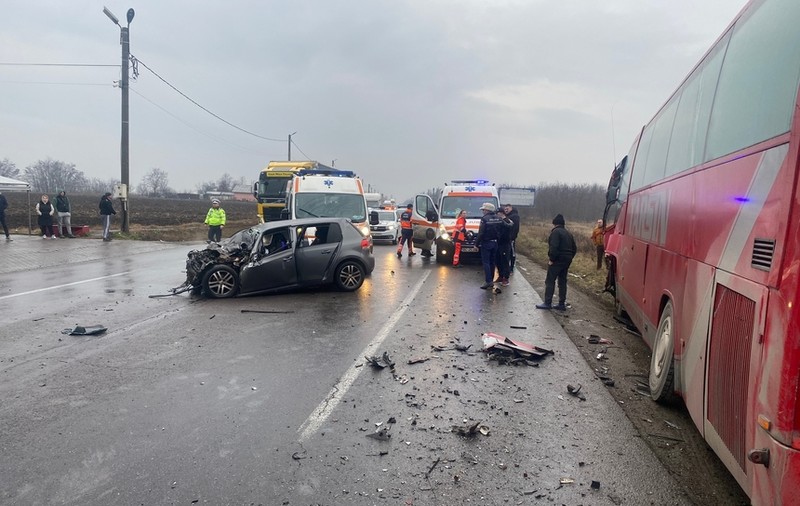 Doi morţi şi trei răniţi, după ce un autocar și o mașină s-au ciocnit în Ialomița. Traficul, restricționat pe DN2