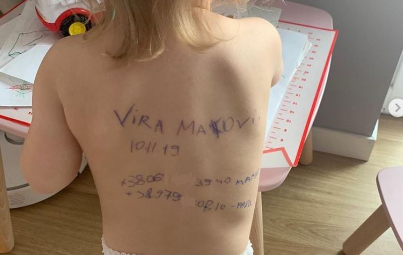„Mi-a fost frică că vom muri și nu va afla niciodată cine este”. Ce s-a întâmplat cu fetița ucraineană căreia părinții i-au scris datele de contact pe spate