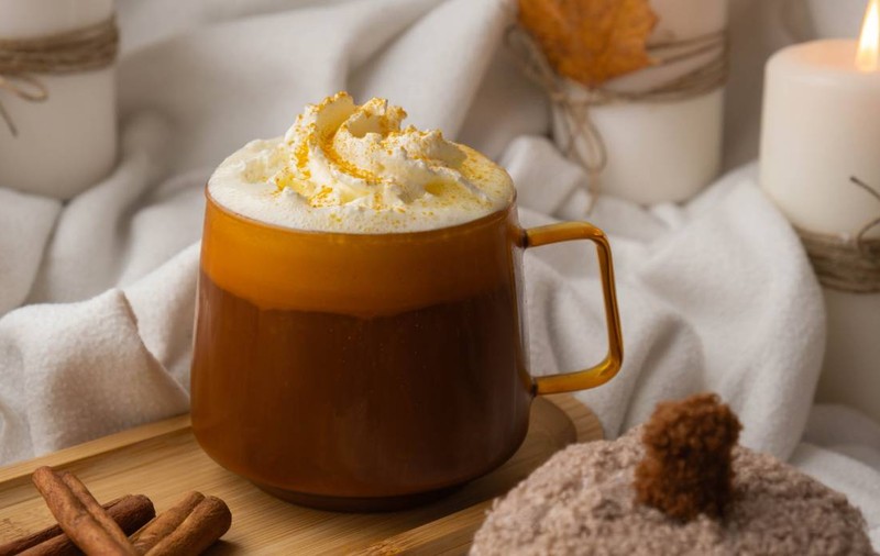 Cum poți economisi 29 de lei zilnic, dacă-ți faci acasă Pumpkin Spice Latte ca la Starbucks