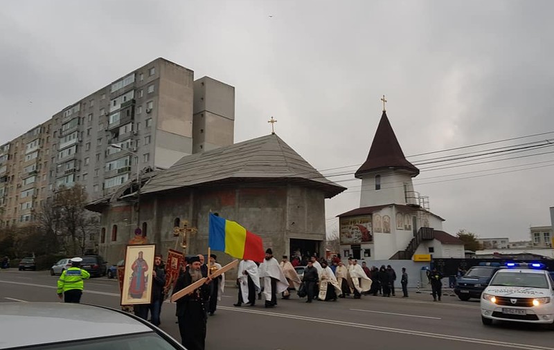 Un preot din Constanța a fost condamnat după ce a ridicat o biserică fără autorizație. Stâlpul de iluminat trece prin acoperiș