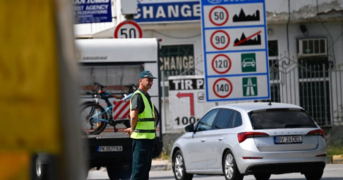 Un ofițer al poliției de frontieră bulgare stă în zona punctului de trecere a frontierei Kulata - Promahonas dintre Bulgaria și Grecia, pe 30 iunie 2025, în timpul unei vizite a comisarului UE pentru afaceri interne și migrație.