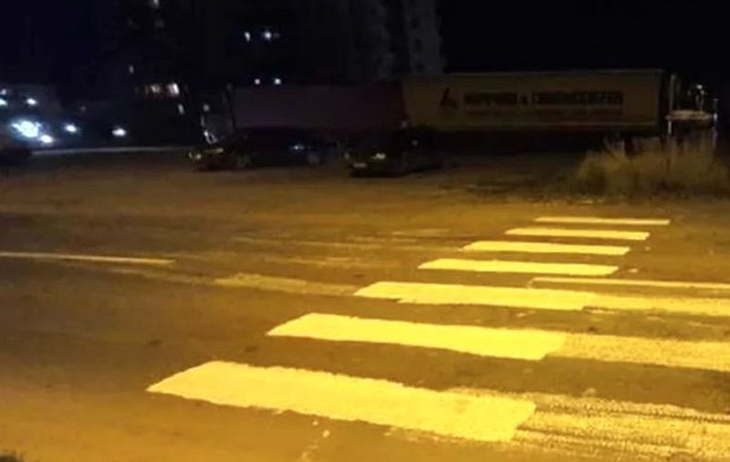 Trecere de pietoni făcută cu bidineaua, la Piatra Neamț. De ce au recurs la acest gest trei bărbați