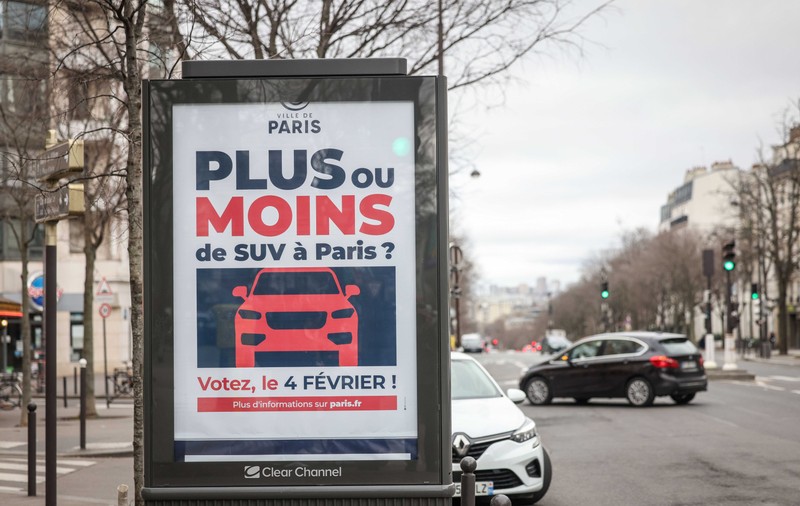 Parisul organizează referendum pentru a tripla taxele de parcare în cazul SUV-urilor. „Sunt un dezastru pentru mediu”