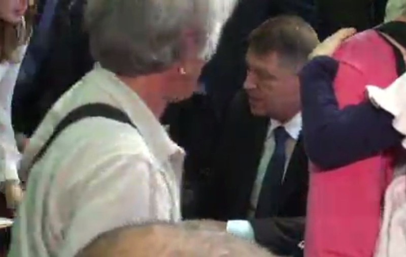 Moment emoționant la lansarea cărții lui Iohannis! Ce i-a spus PREȘEDINETLE UNEI MAME! FOTO