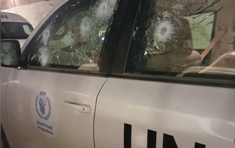 Un vehicul umanitar al ONU, lovit de tiruri israeliene în Gaza. Oamenii de la bord au fost salvați de blindaj