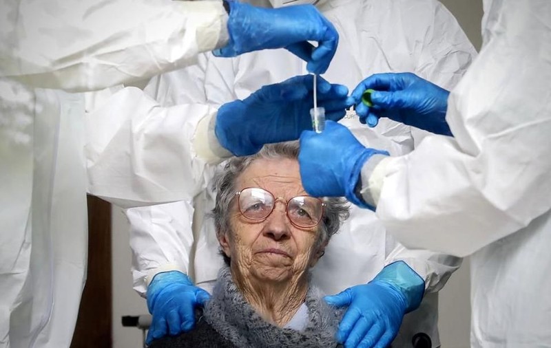 În Italia, aproape jumătate dintre noile infecții cu COVID-19 din aprilie au avut loc în azilurile de bătrâni