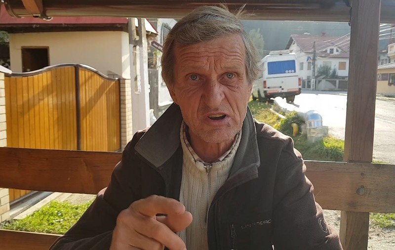 VIDEO/Bărbatul care și-a sechestrat și terorizat iubita, apărat de tată. ”Poate i-a mai dat câte o palmă, de forţă majoră, dacă femeia e tare în gură, nu corespunde”