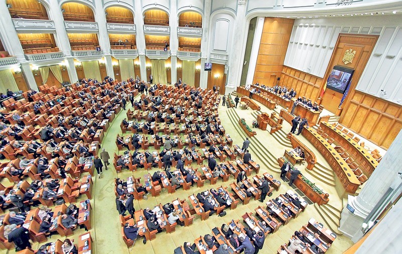 Nesimțire fără margini! Parlamentarii şi-au făcut cadou UN SCUT INVINCIBIL