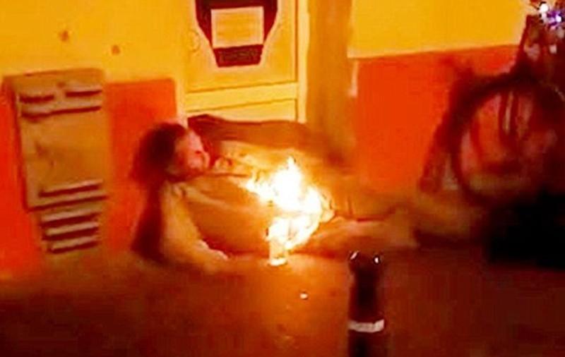 Imagini bizare. Un om al străzii a luat foc din senin, fără să-şi dea seama. Reacţia lui e incredibilă | VIDEO