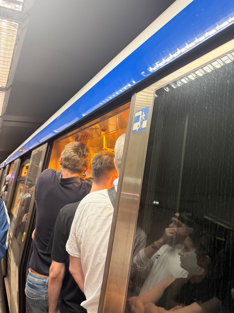 Posibilă tentativă de suicid în stația de metoru Ștefan Cel Mare. Sursă foto: Libertatea