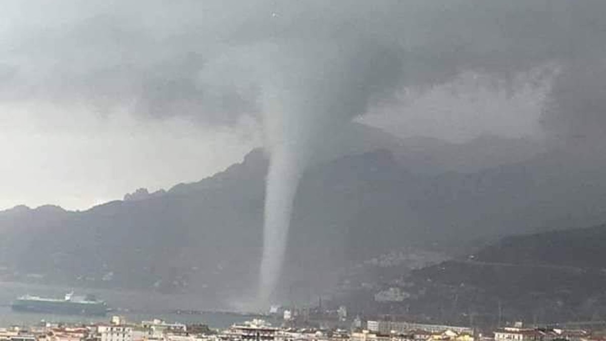 Momentul în care un vârtej uriaș ajunge deasupra unui oraș italian